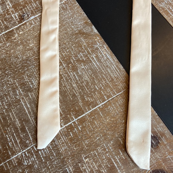 Faux Fur collar with satin ribbon ties - Picture 4 of 8